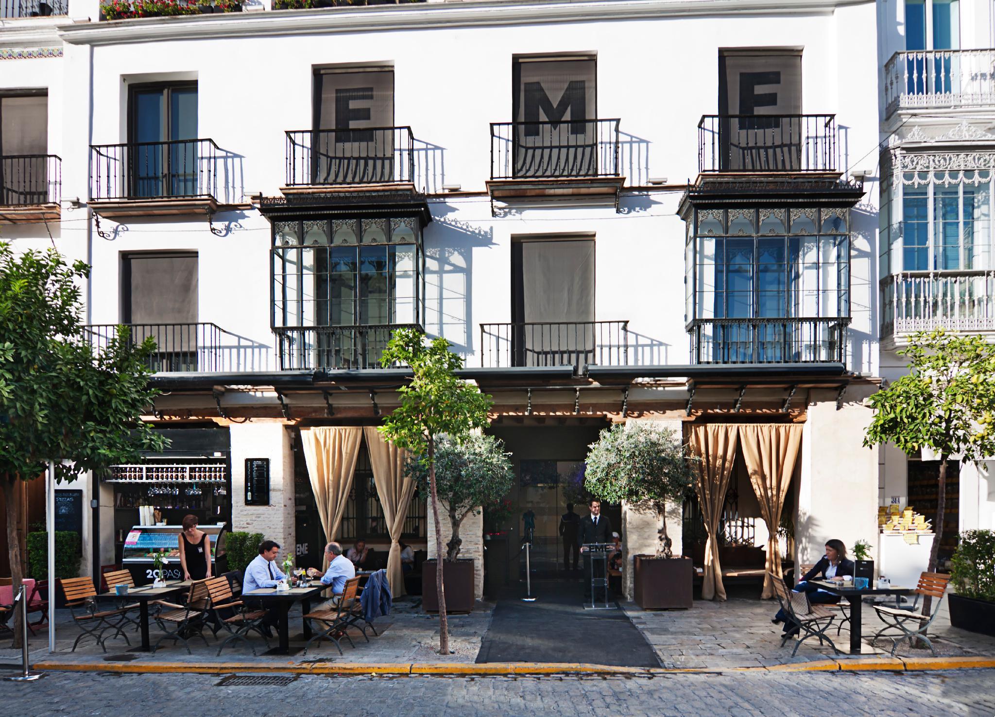 Eme Catedral Mercer Hotel Σεβίλλη Εξωτερικό φωτογραφία A typical café in Seville
