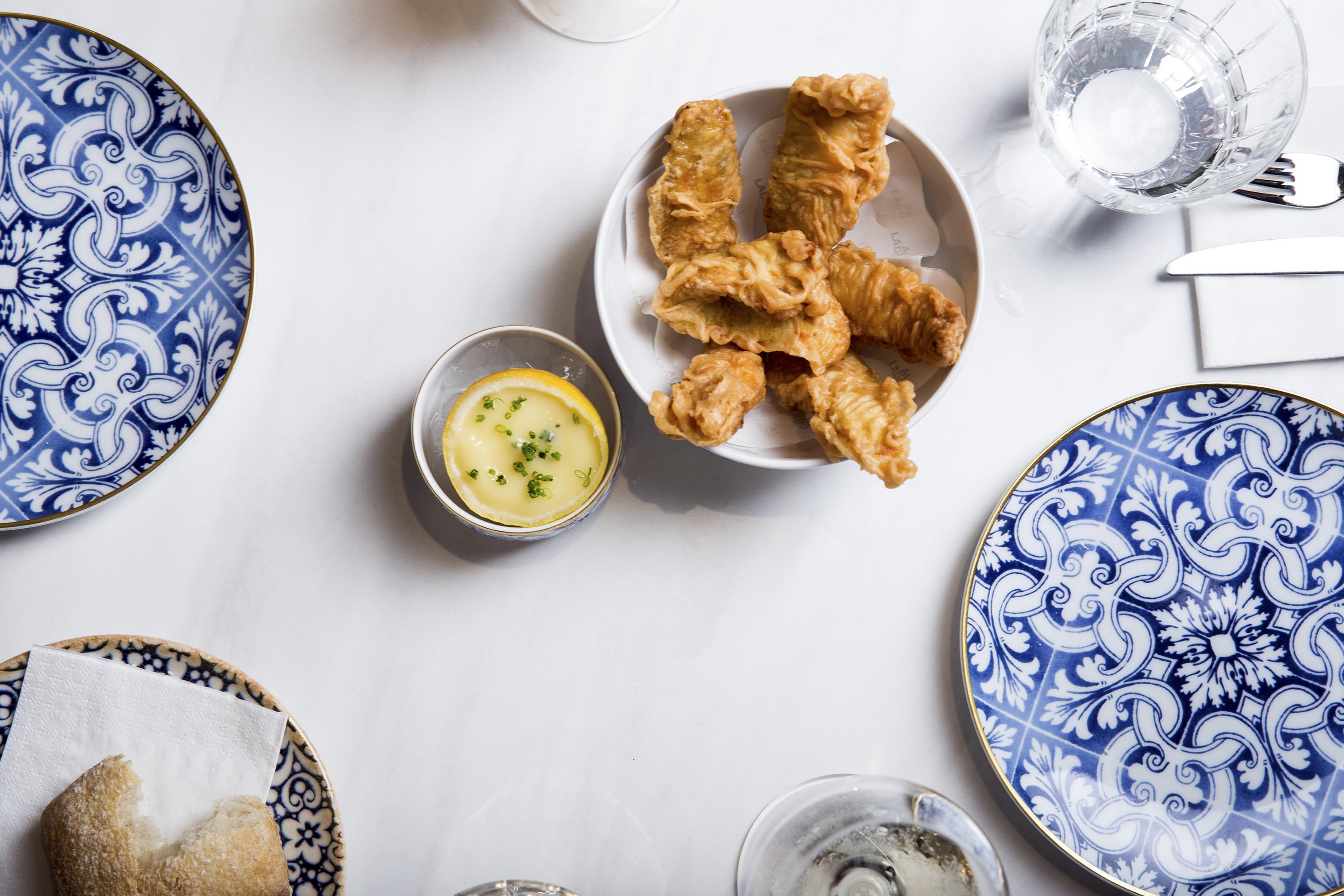 Eme Catedral Mercer Hotel Σεβίλλη Εξωτερικό φωτογραφία Fried chicken at the restaurant