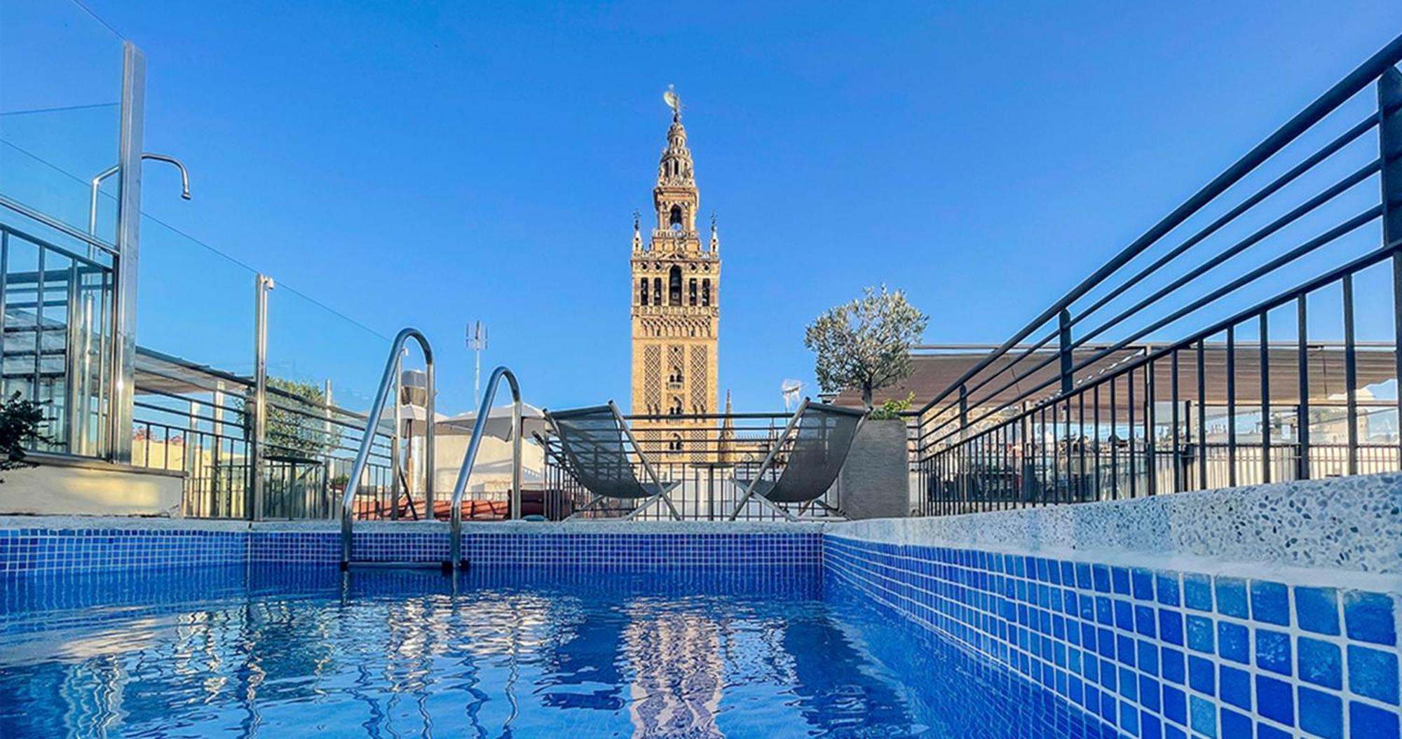 Eme Catedral Mercer Hotel Σεβίλλη Εξωτερικό φωτογραφία The rooftop pool at the Hotel Casa 1800