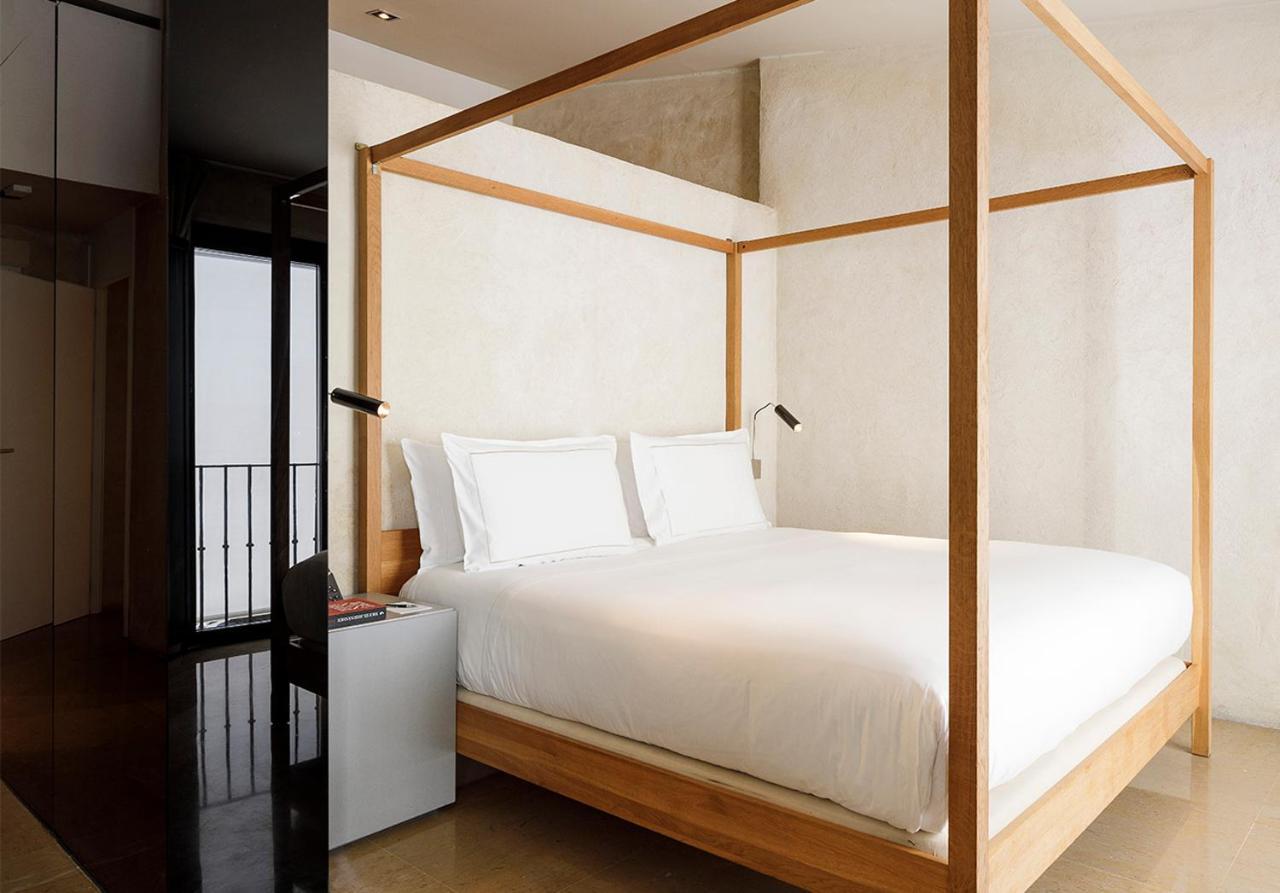 Eme Catedral Mercer Hotel Σεβίλλη Εξωτερικό φωτογραφία A four-poster bed