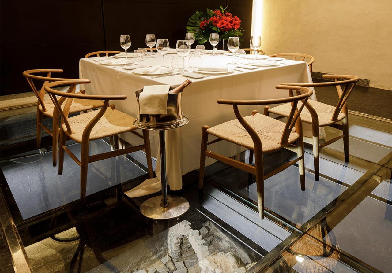 Eme Catedral Mercer Hotel Σεβίλλη Εξωτερικό φωτογραφία Ch24 chairs at the Mandarin Oriental, Hong Kong