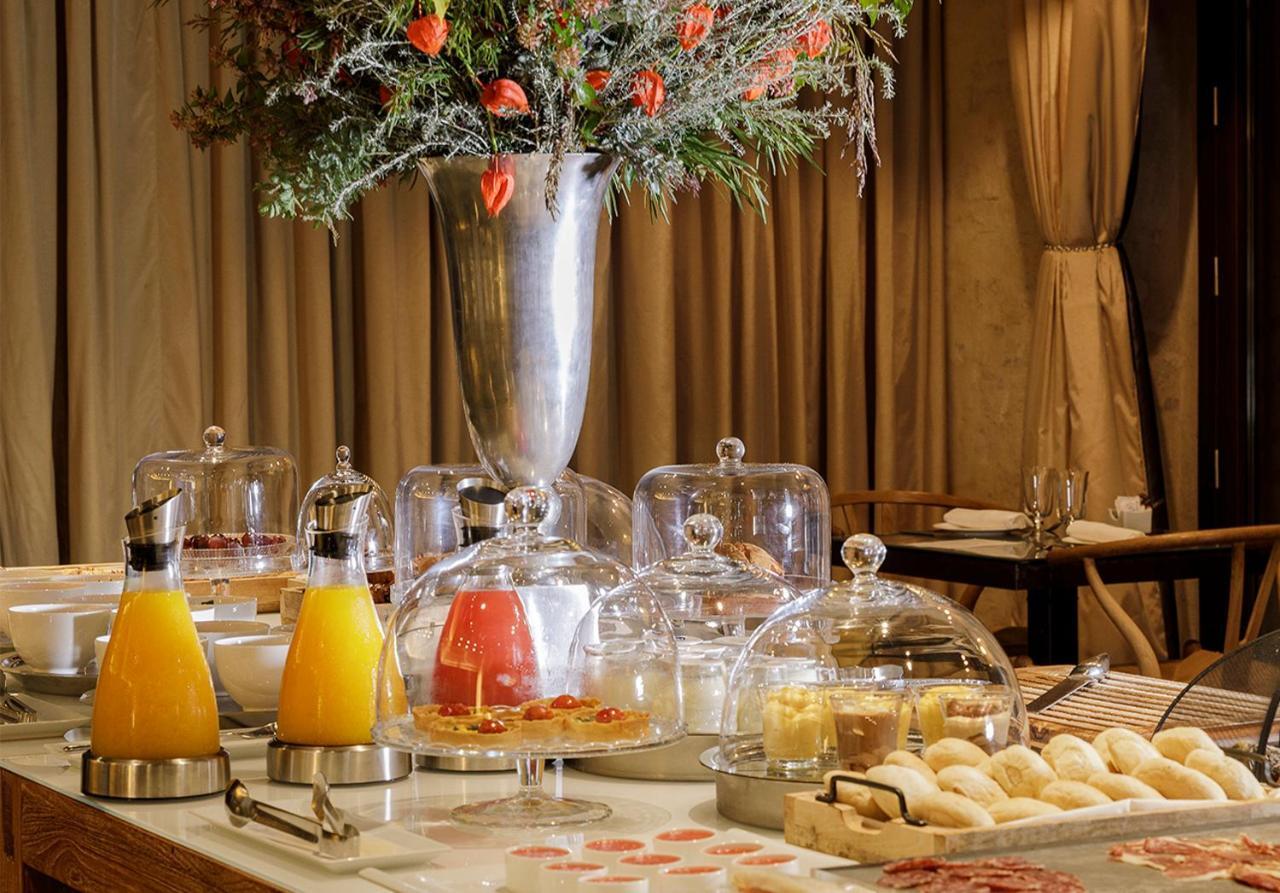 Eme Catedral Mercer Hotel Σεβίλλη Εξωτερικό φωτογραφία A breakfast buffet